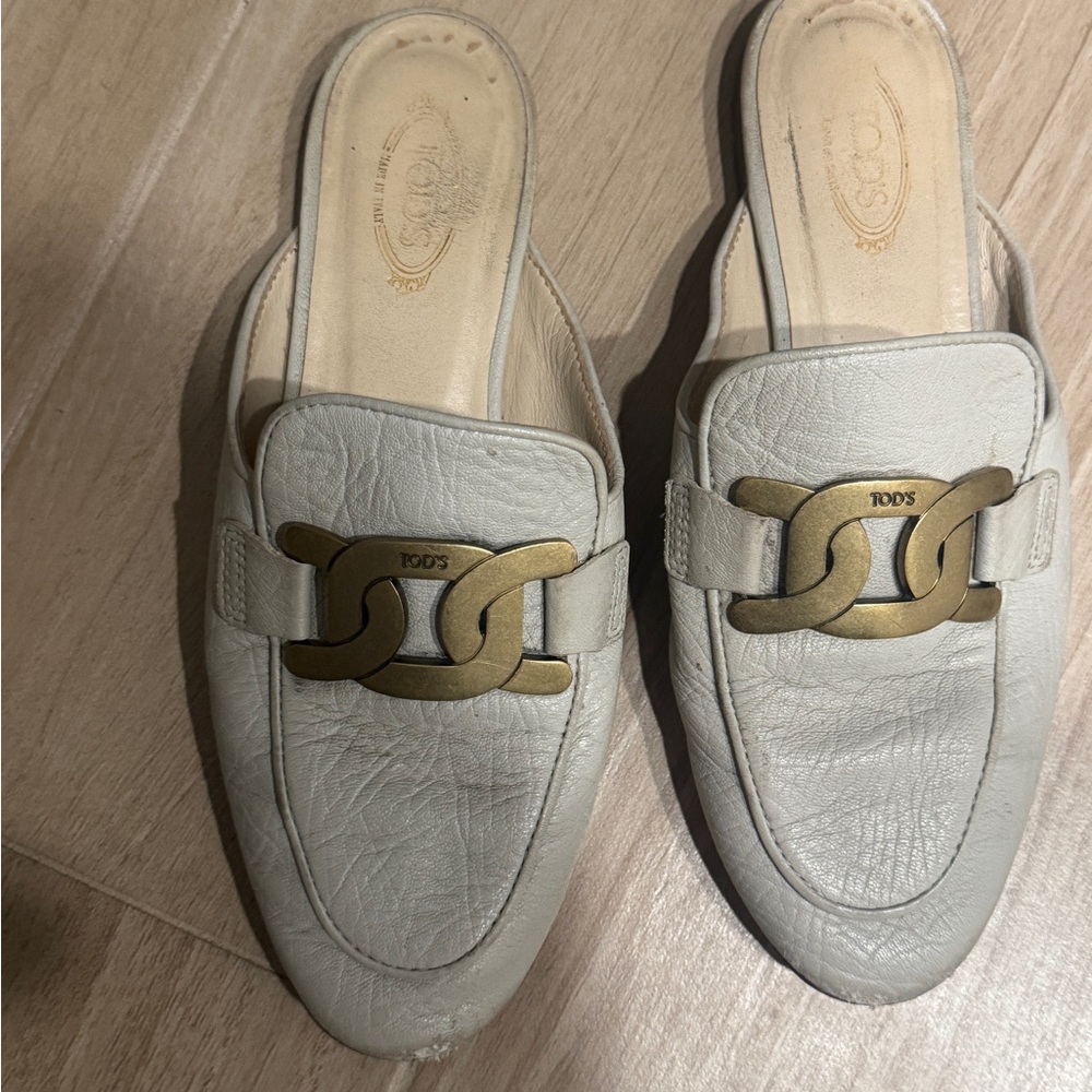 Tod's Cream Leather Mules with Gold Chain